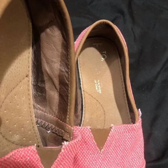 TOMS pink with white skull shoes - unknown size 8-1/2 to 9 maybe VERY CUTE