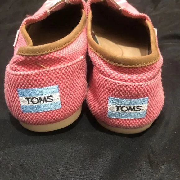 TOMS pink with white skull shoes - unknown size 8-1/2 to 9 maybe VERY CUTE