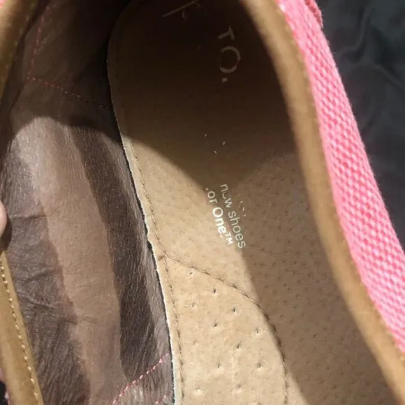 TOMS pink with white skull shoes - unknown size 8-1/2 to 9 maybe VERY CUTE
