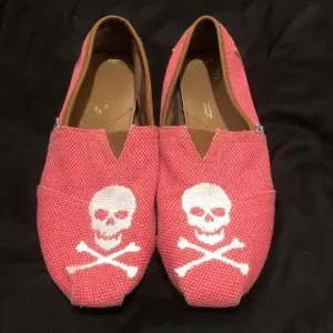 TOMS pink with white skull shoes - unknown size 8-1/2 to 9 maybe VERY CUTE