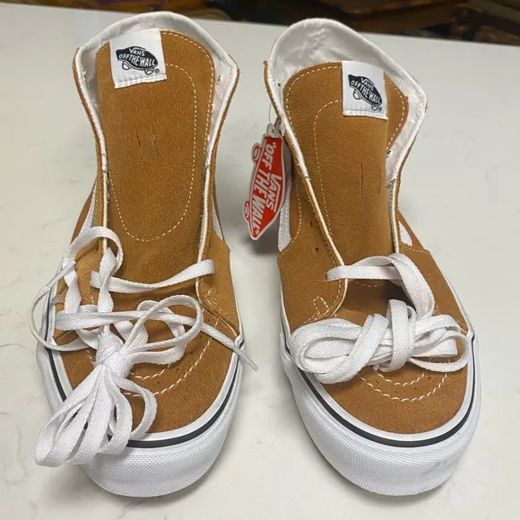 VANS GOLDEN BROWN/ TRUE WHITE SK8 HI SEUDE SNEAKER U.S MENS  SZ. 11.5/WO 13