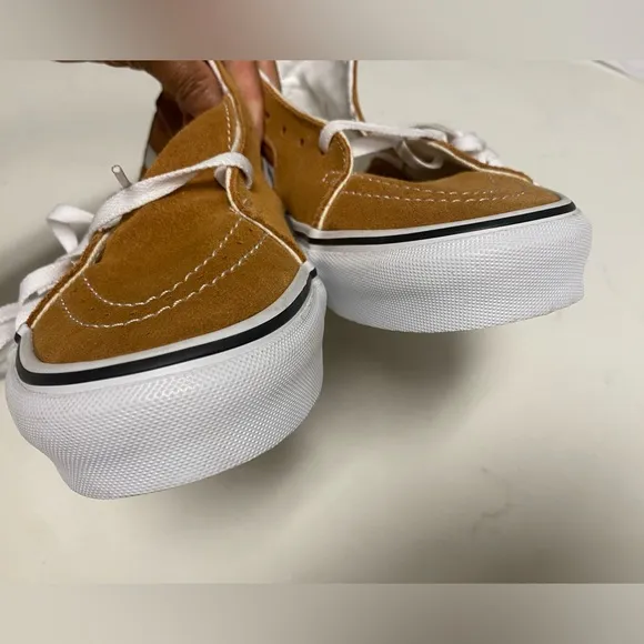 VANS GOLDEN BROWN/ TRUE WHITE SK8 HI SEUDE SNEAKER U.S MENS  SZ. 11.5/WO 13