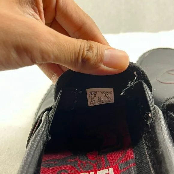Vans x Marvel Shoes Mens Sz 7 Black Slip On Classic Cushioned Insole Logo Detail