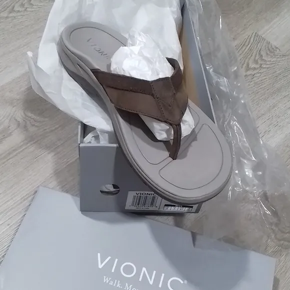 Vionic Leather Men’s Dennis Toe Post Sandals NEW IN BOX