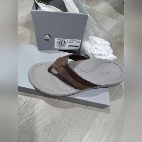 Vionic Leather Men’s Dennis Toe Post Sandals NEW IN BOX