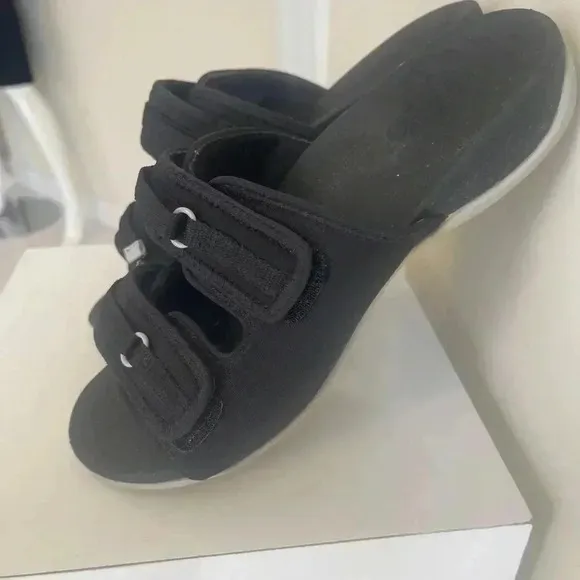 Vionic Sarah Orthotic SupportiveSlide Sandals black color in good condition