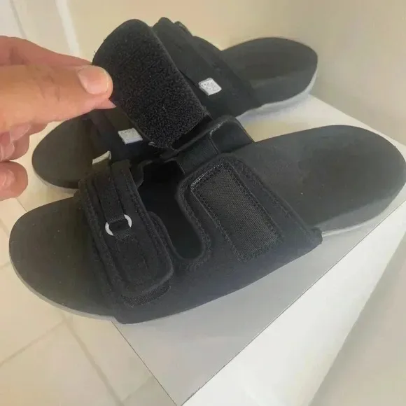 Vionic Sarah Orthotic SupportiveSlide Sandals black color in good condition