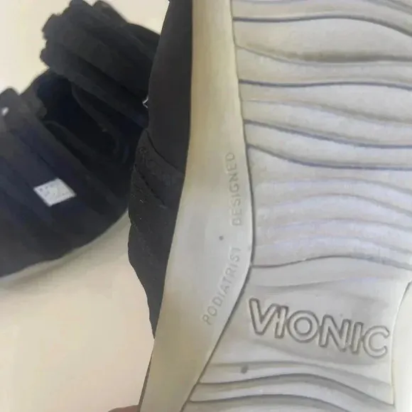 Vionic Sarah Orthotic SupportiveSlide Sandals black color in good condition