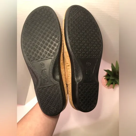 Women's Helle Tan and Gold Sandals