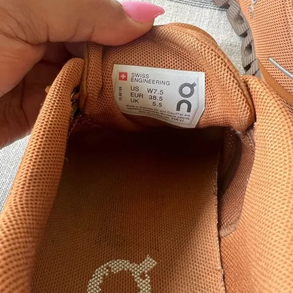 Womens On Cloud Running Shoes Size 7.5