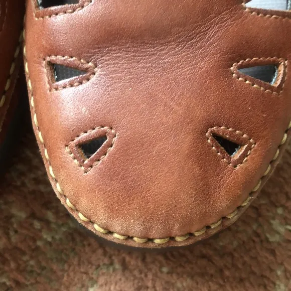 Womens size 8.5 brown SAS Roamer Velcro Walking Shoe