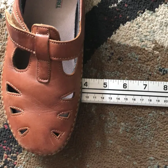 Womens size 8.5 brown SAS Roamer Velcro Walking Shoe