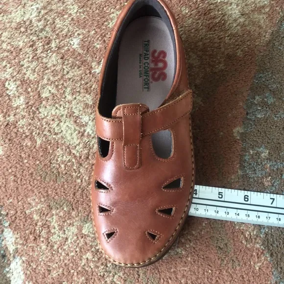 Womens size 8.5 brown SAS Roamer Velcro Walking Shoe