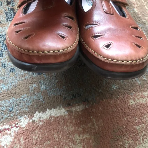 Womens size 8.5 brown SAS Roamer Velcro Walking Shoe