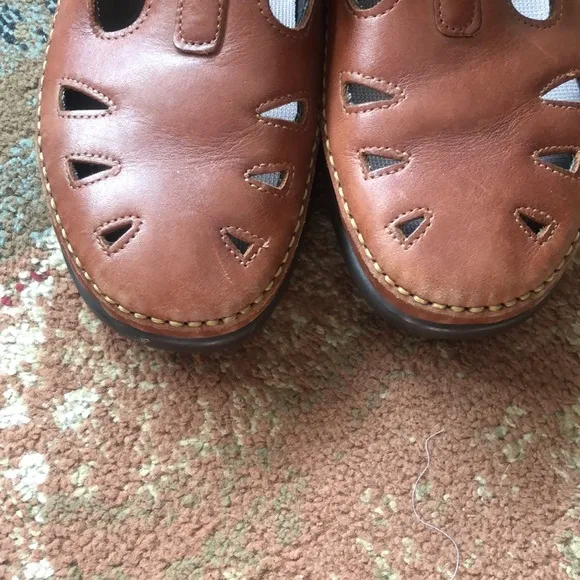 Womens size 8.5 brown SAS Roamer Velcro Walking Shoe