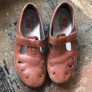 Womens size 8.5 brown SAS Roamer Velcro Walking Shoe