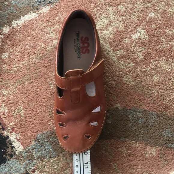 Womens size 8.5 brown SAS Roamer Velcro Walking Shoe