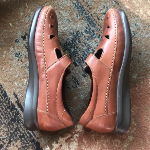 Womens size 8.5 brown SAS Roamer Velcro Walking Shoe
