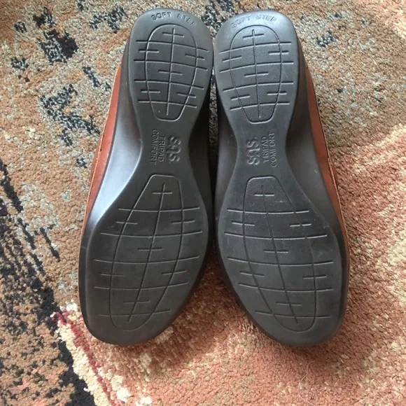 Womens size 8.5 brown SAS Roamer Velcro Walking Shoe