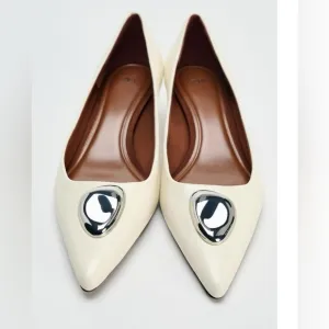 ZARA sz 10 - White Leather Kitten Heel Shoes with Metal Detail. Blogger Fave