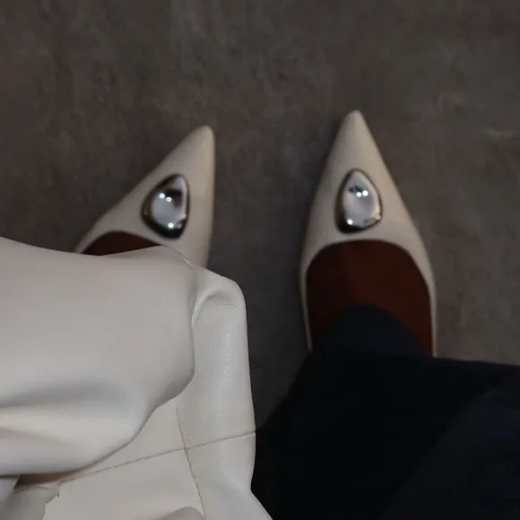 ZARA sz 10 - White Leather Kitten Heel Shoes with Metal Detail. Blogger Fave